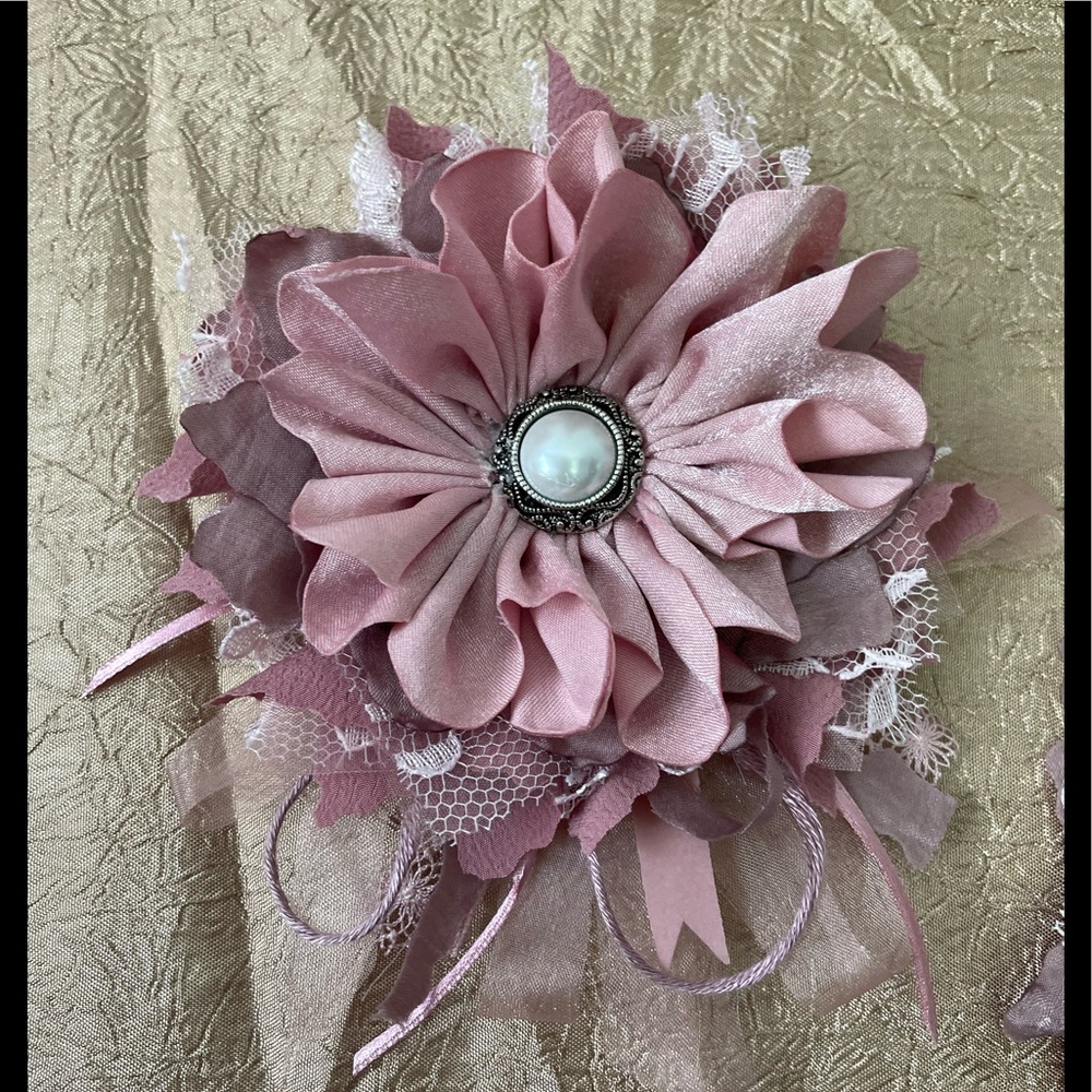 Boho dusty mauve flower pin